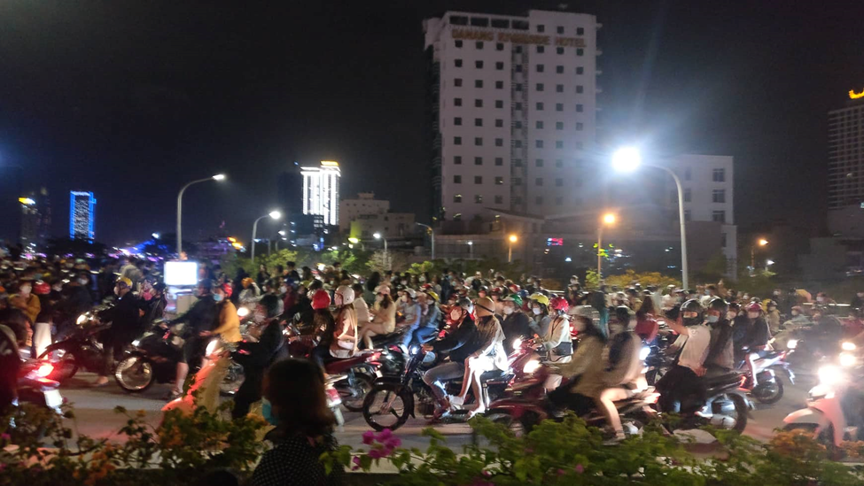 Toàn bộ phương tiện giao thông qua cầu đã tạm dừng để du khách thoải mái thưởng thức cầu Rồng phun lửa, phun nước ảnh - ảnh Kim Ngân