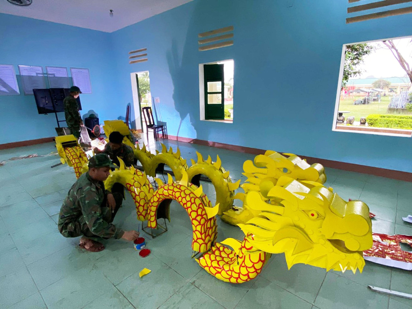 Quá trình vẽ bản thảo và thi công, các chiến sĩ đã khéo léo tạo dựng linh vật rồng với nhiều thế, hình dáng khác nhau. Ảnh: Ngọc Tú