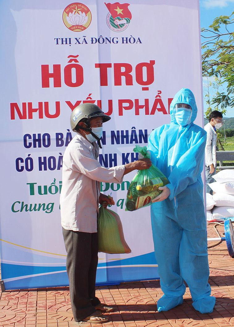 Bình quân mỗi người dân sẽ được nhận 10kg gạo/lần. Ngoài ra mỗi hộ dân được nhận thêm một phần quà gồm các nhu yếu phầm cần thiết như khẩu trang y tế, dầu ăn… trị giá 150.000 đồng/suất do Ủy ban MTTQ Việt Nam TX Đông Hòa và Thị Đoàn Đông Hòa hỗ trợ