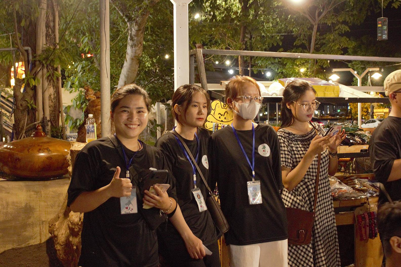 Ra đời từ tháng 10/2021 sau sự việc 16 chú chó ở Cà Mau bị tiêu hủy, đến nay Team 16 đã tồn tại gần 1 năm với hơn 10 thành viên tại Đà Nẵng, vô số trường hợp chó mèo được nhóm cứu hộ trong thời gian qua. Thông điệp ý nghĩa mà Team 16 đang hướng tới: Vì một Việt Nam nói không với thịt chó mèo. Ra đời từ tháng 10/2021 sau sự việc 16 chú chó ở Cà Mau bị tiêu hủy, đến nay Team 16 đã tồn tại gần 1 năm với hơn 10 thành viên tại Đà Nẵng, vô số trường hợp chó mèo được nhóm cứu hộ trong thời gian qua. Thông điệp ý nghĩa mà Team 16 đang hướng tới: Vì một Việt Nam nói không với thịt chó mèo.