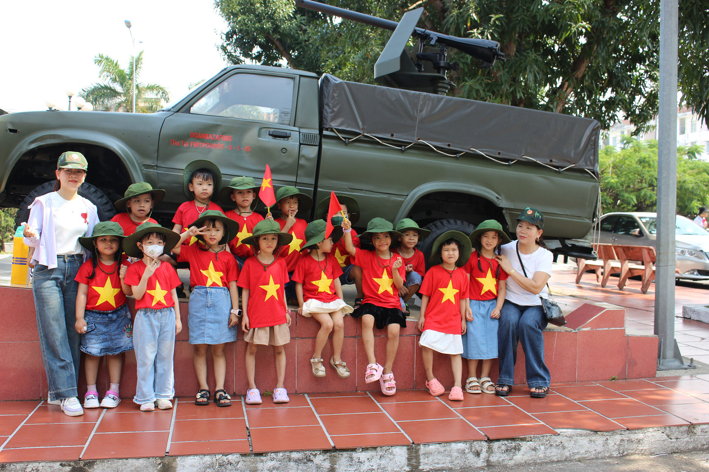 Các em trường mầm non Điện Hồng (Quảng Nam) cũng hào hứng tham quan Bảo tàng trong hoạt động “về nguồn”. Ảnh: Trúc Linh