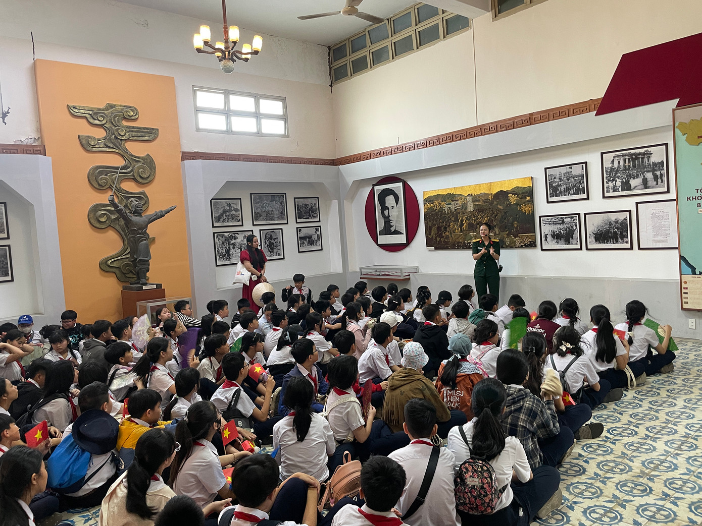 Các em học sinh trường THCS Nguyễn Đình Chiểu (Đà Nẵng) chăm chú nghe thuyết minh về những câu chuyện lịch sử hào hùng, đầy tự hào của vùng đất Quân khu 5. Ảnh: Trúc Linh