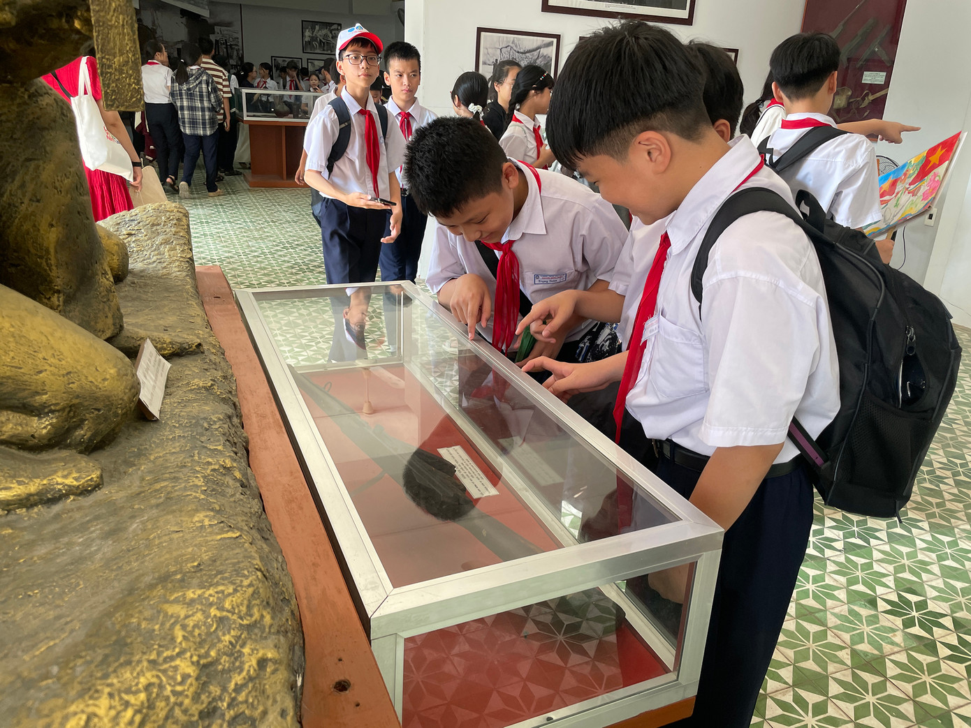 Các em được tận mắt chứng kiến những hiện vật như vũ khí, trang phục, bản đồ chiến sự, cũng như các di vật gắn liền với những trận đánh ác liệt và những chiến công vang dội. Ảnh: Trúc Linh