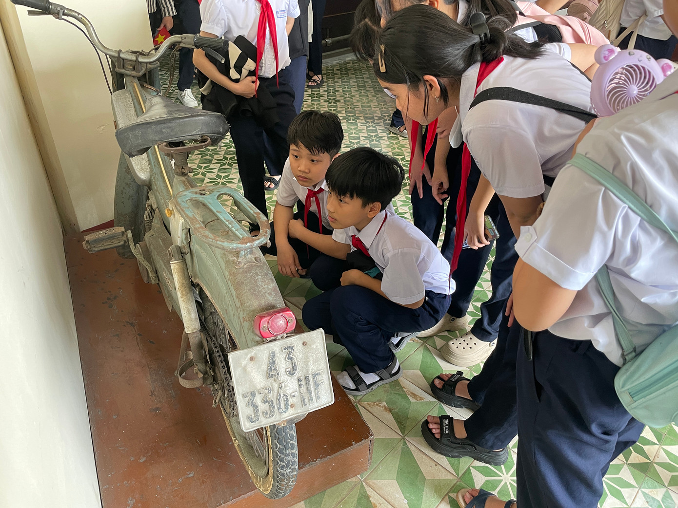 Các em được tận mắt chứng kiến những hiện vật như vũ khí, trang phục, bản đồ chiến sự, cũng như các di vật gắn liền với những trận đánh ác liệt và những chiến công vang dội. Ảnh: Trúc Linh