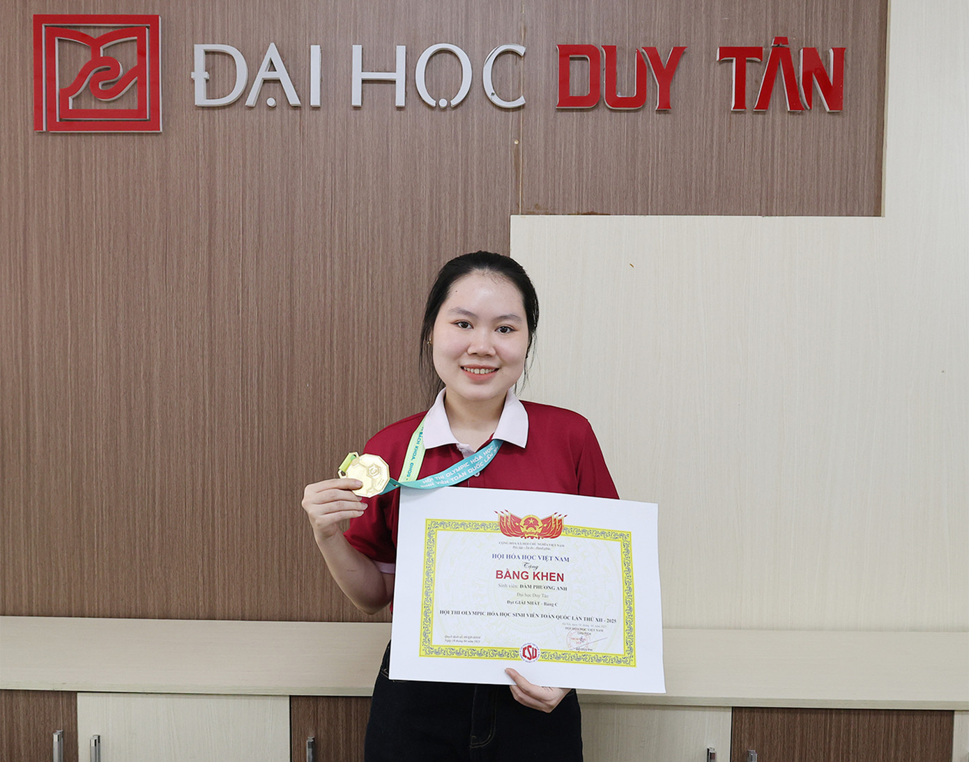 Sinh viên Đàm Phương Anh đã giành giải Nhất cùng Huy chương Vàng danh giá Sinh viên Đàm Phương Anh đã giành giải Nhất cùng Huy chương Vàng danh giá