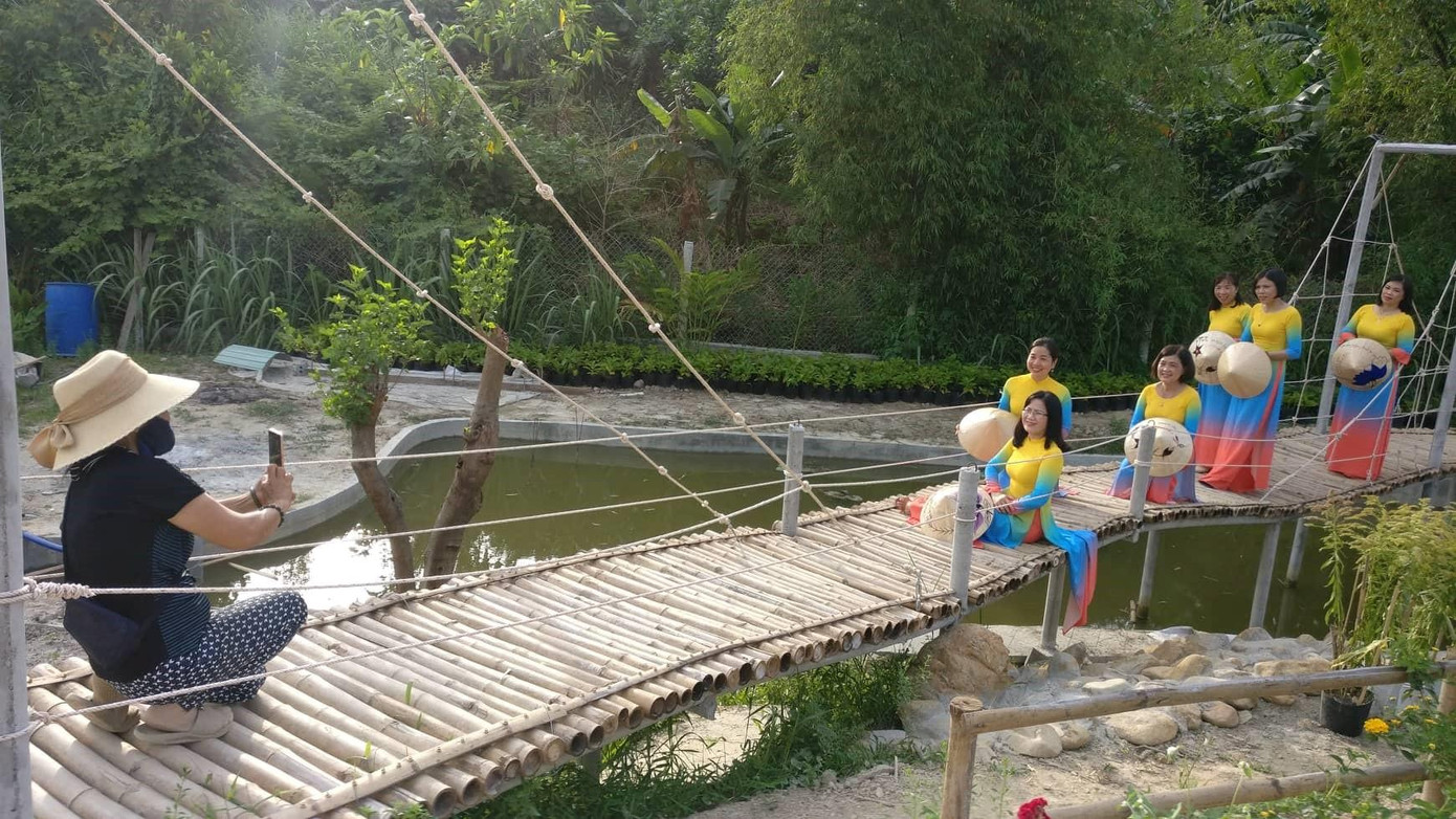 Thay vì bỏ tiền thuê nhiếp ảnh gia chuyên nghiệp, nhiều người chọn cách chụp ảnh bằng điện thoại để tiết kiệm chi phí - ảnh Kim Ngân