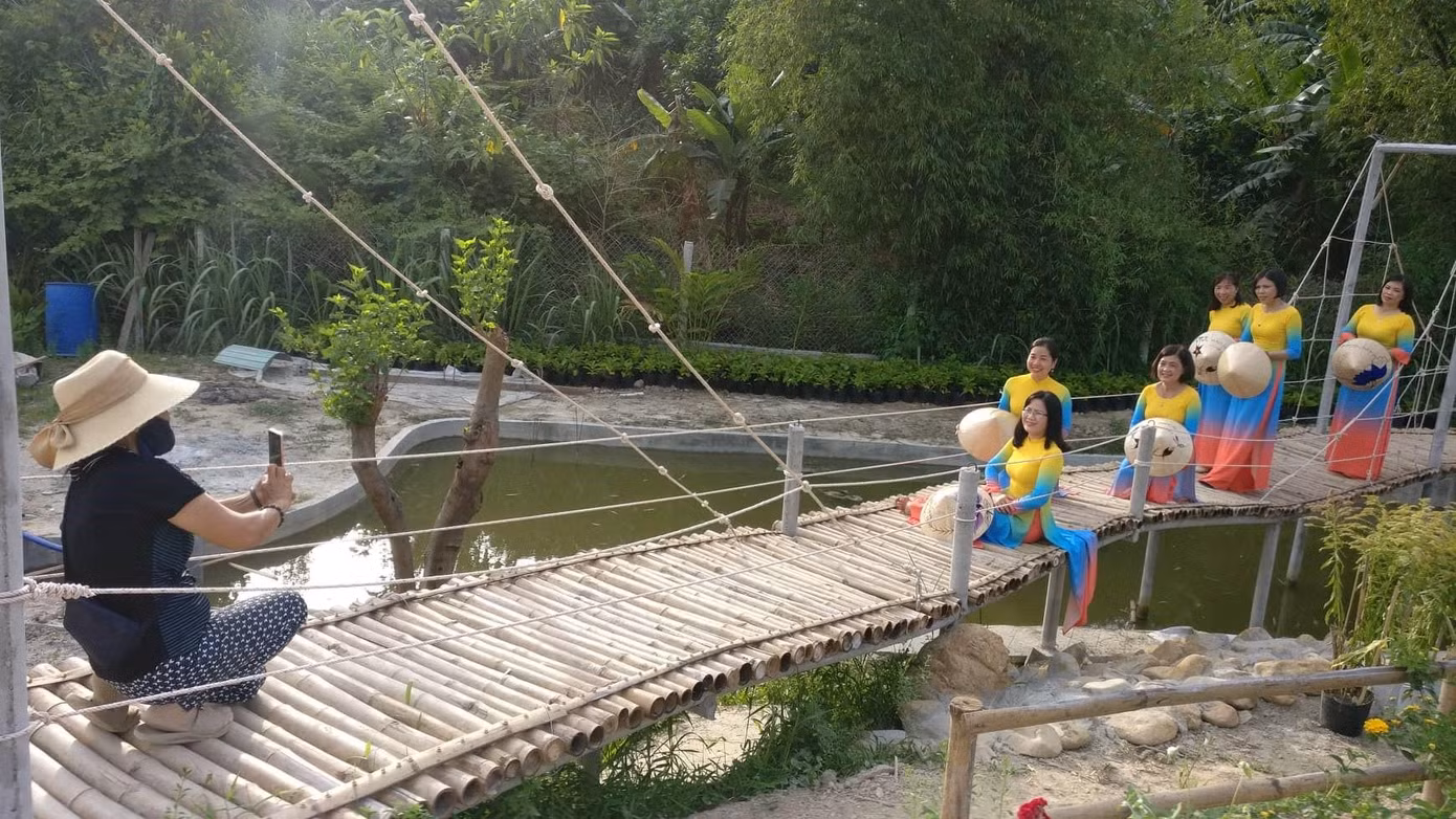 Thay vì bỏ tiền thuê nhiếp ảnh gia chuyên nghiệp, nhiều người chọn cách chụp ảnh bằng điện thoại để tiết kiệm chi phí - ảnh Kim Ngân