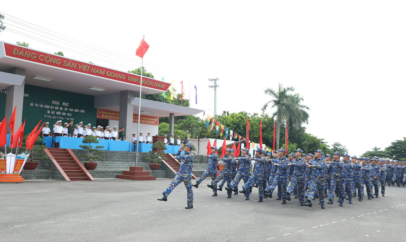 Duyệt đội ngũ trong buổi khai mạc (Ảnh: Đức Tuấn) Duyệt đội ngũ trong buổi khai mạc (Ảnh: Đức Tuấn)