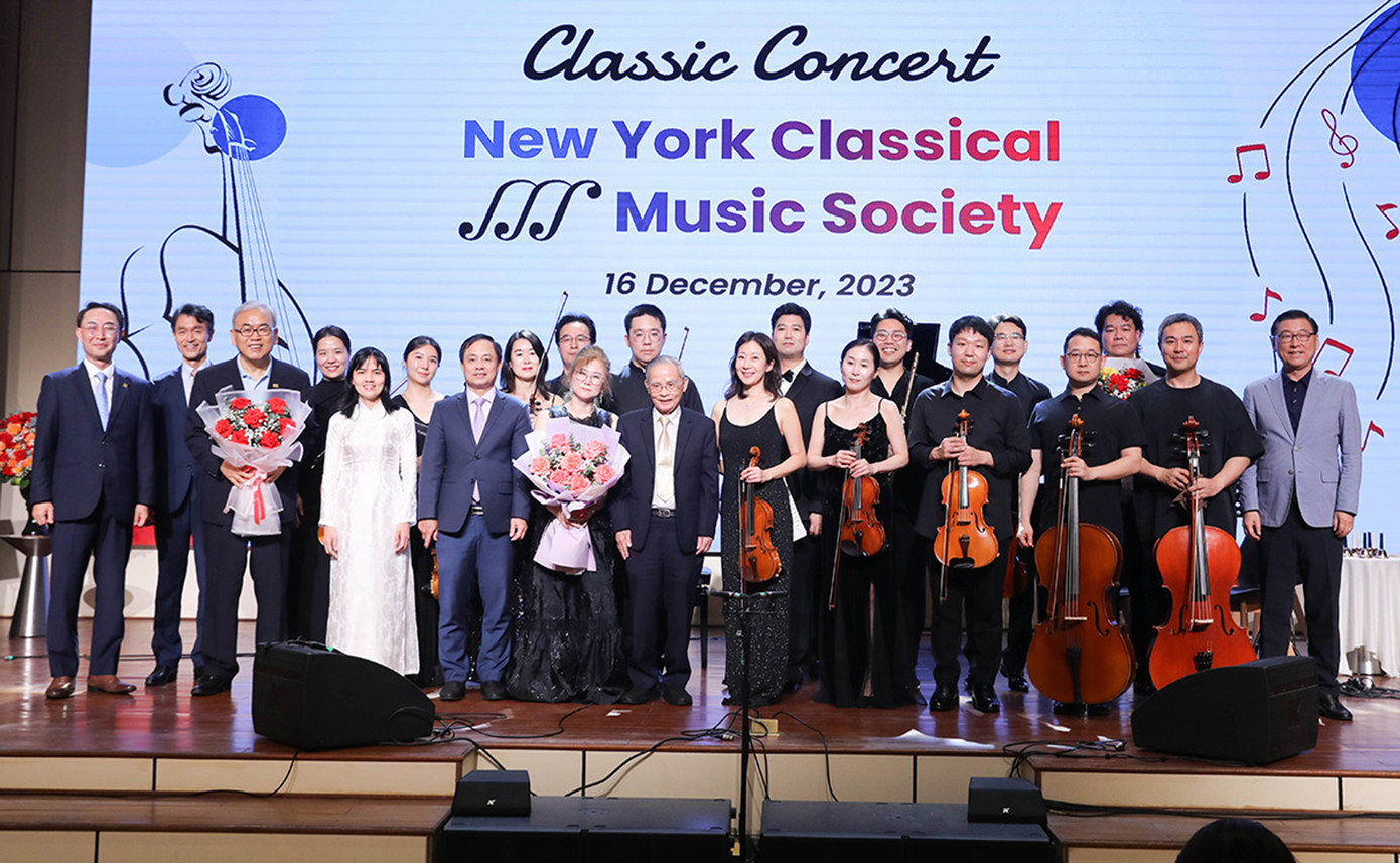 Chụp ảnh lưu niệm với các nghệ sĩ