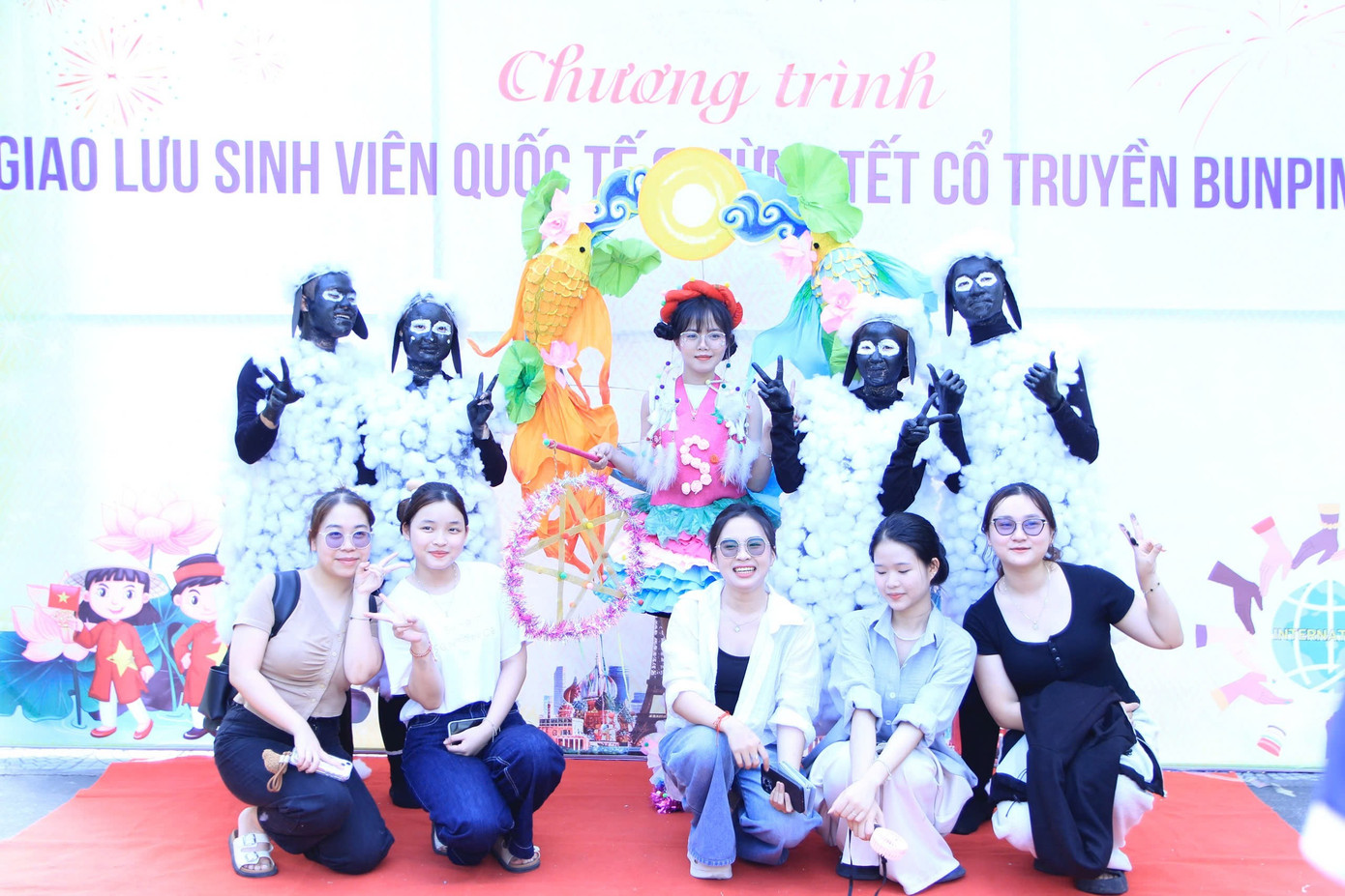 Ngày hội có nhiều hoạt động phong phú như gian hàng ẩm thực, các trò chơi dân gian, trình diễn thời trang truyền thống của các quốc gia… Các bạn sinh viên chụp ảnh, quay video chia sẻ khoảnh khắc đáng nhớ tại ngày hội. Ảnh: Minh Hiền