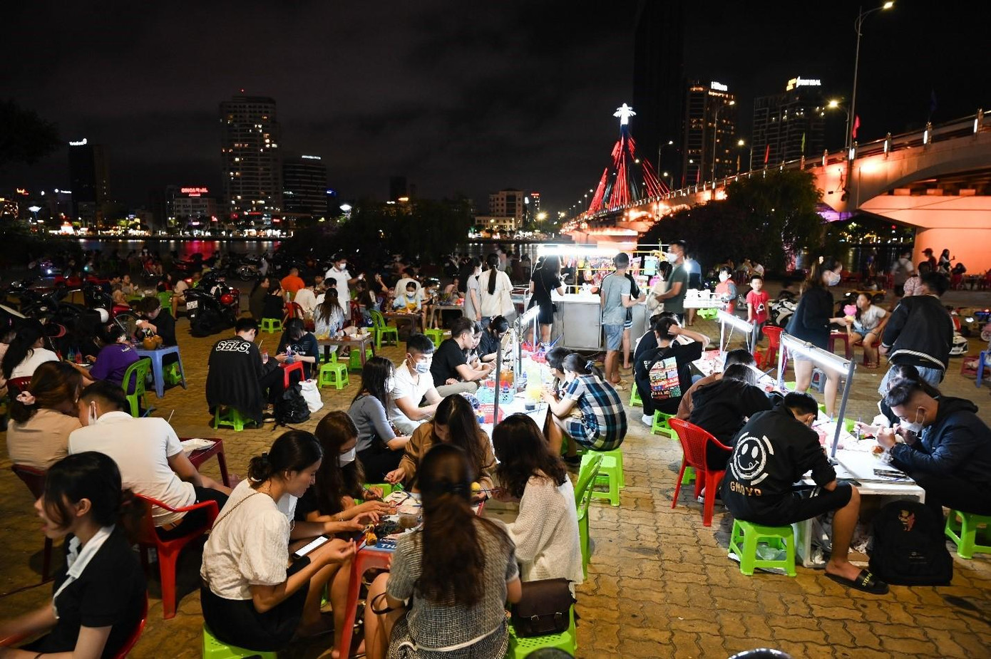 Địa điểm tô tượng dưới chân cầu quay sông Hàn đang là nơi hẹn hò lý tưởng của các bạn trẻ - Ảnh Huỳnh Như Địa điểm tô tượng dưới chân cầu quay sông Hàn đang là nơi hẹn hò lý tưởng của các bạn trẻ - Ảnh Huỳnh Như