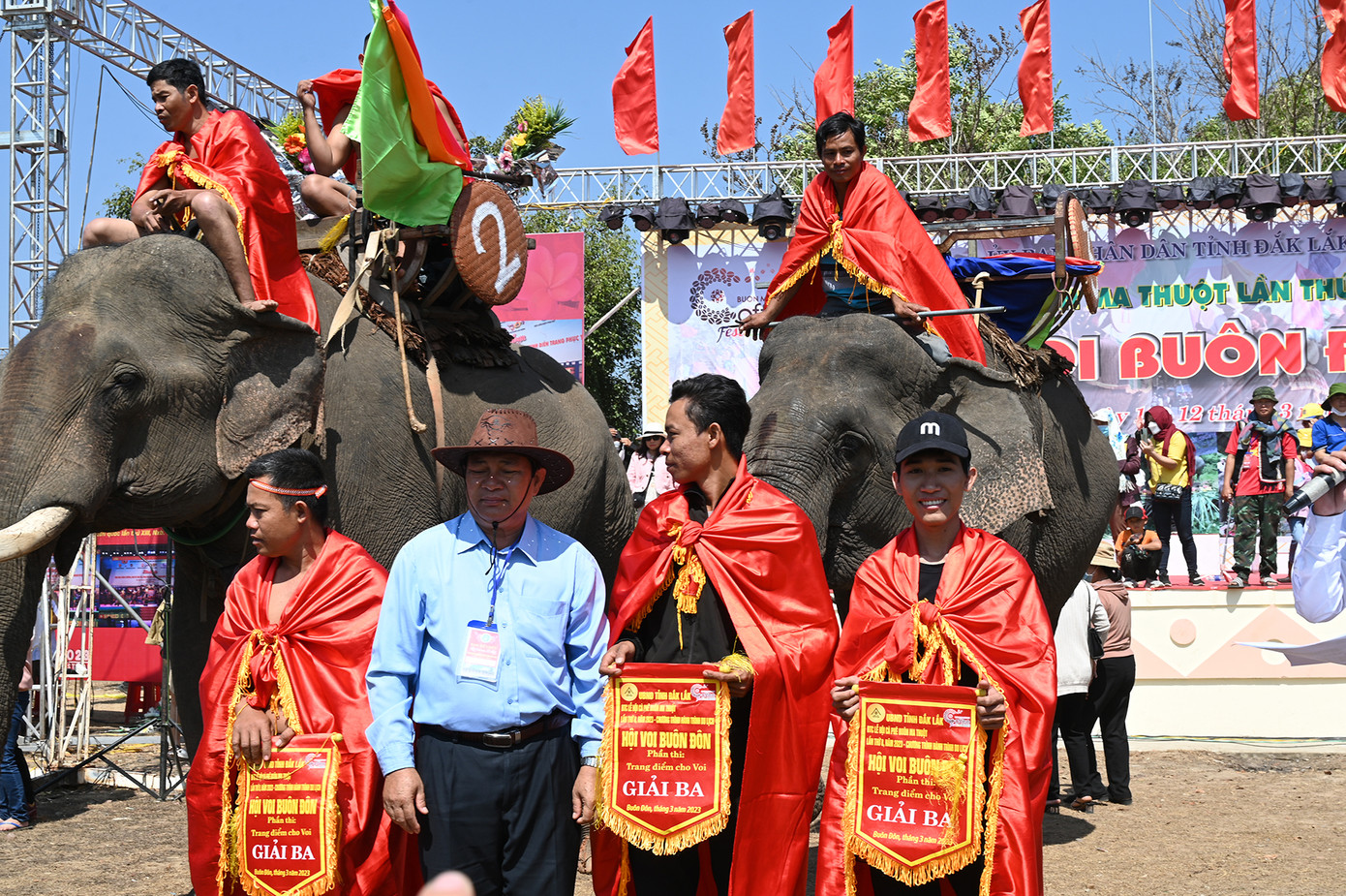 Trao giải ba và giải khuyến khích cho các nài voi tài năng (Ảnh: Huỳnh Như) Trao giải ba và giải khuyến khích cho các nài voi tài năng (Ảnh: Huỳnh Như)