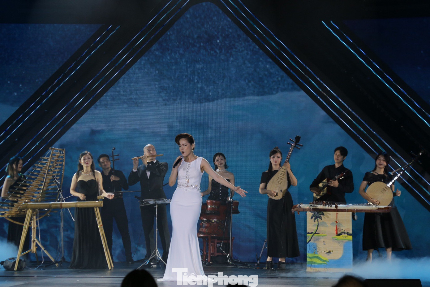 Màn biểu diễn liên khúc Despacito &amp; La isla bonita của ca sĩ Phương Vy kết thúc lễ khai mạc.