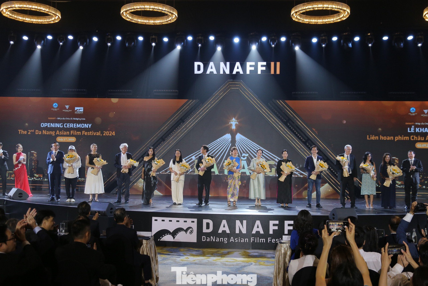 Ban giám khảo thuộc Hạng mục Phim châu Á dự thi, Phim Việt Nam dự thi và Mạng lưới Xúc tiến điện ảnh châu Á Thái Bình Dương NETPAC nhận hoa từ BTC.