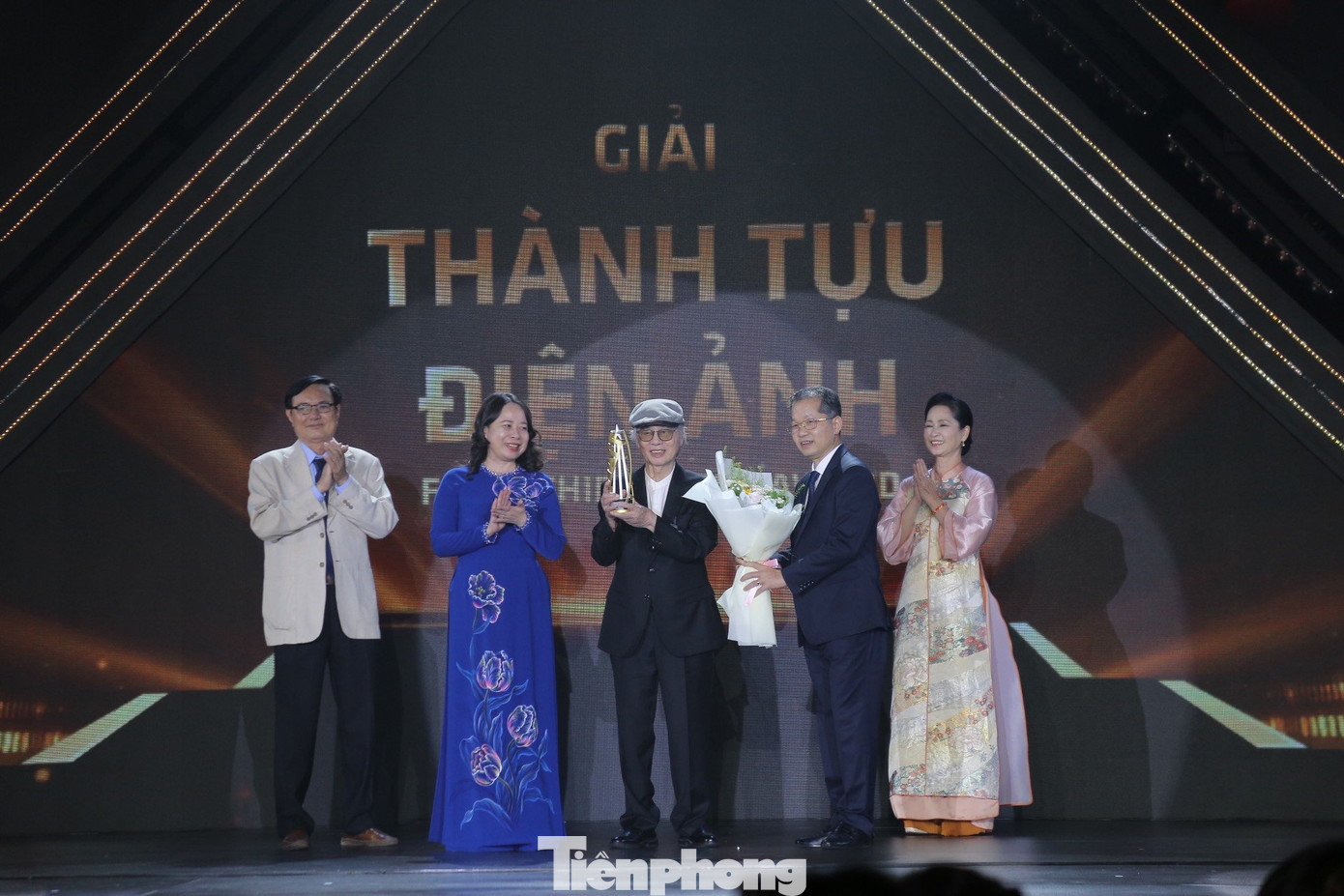 Phó Chủ tịch nước Võ Thị Ánh Xuân và Bí thư Thành ủy Đà Nẵng Nguyễn Văn Quảng cùng các nghệ sĩ chúc mừng đạo diễn, NSND Đặng Nhật Minh.