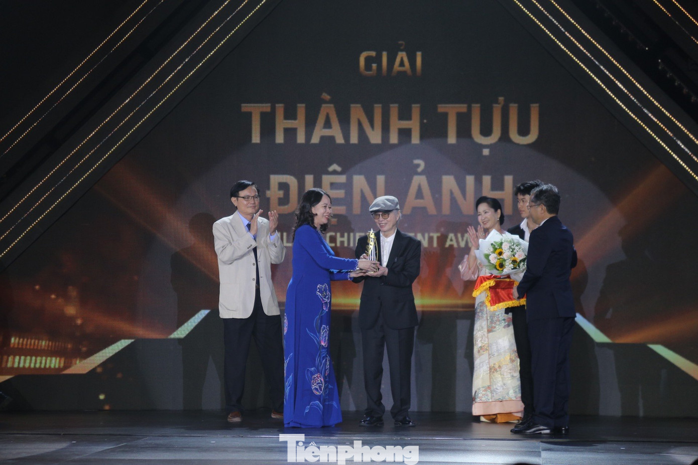 Mở đầu là lễ vinh danh đạo diễn, NSND Đặng Nhật Minh với giải Thành tựu Điện ảnh do Phó Chủ tịch nước Võ Thị Ánh Xuân trao tặng. NSND Đặng Nhật Minh năm nay 86 tuổi, là đạo diễn bậc thầy của Việt Nam.