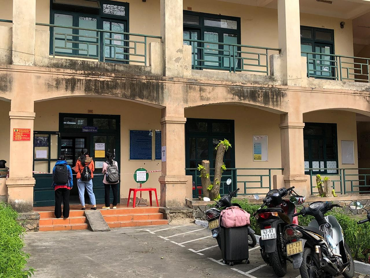 Sinh viên ĐH Kinh tế (ĐH Đà Nẵng) làm thủ tục nhận phòng kí túc xá - ảnh Thanh Ngân