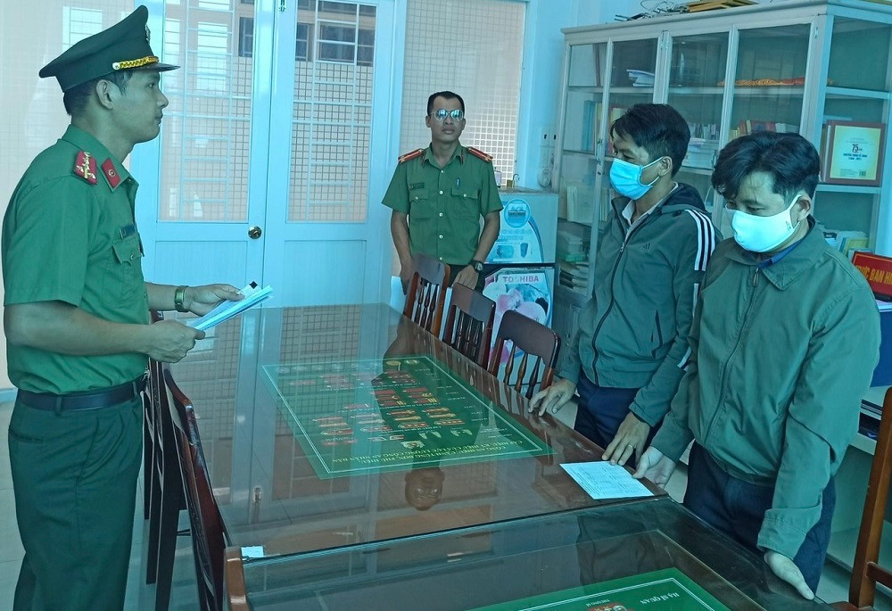 Hai anh em ruột Nguyễn Thanh Lâm và Nguyễn Thái Dương tại cơ quan công an.