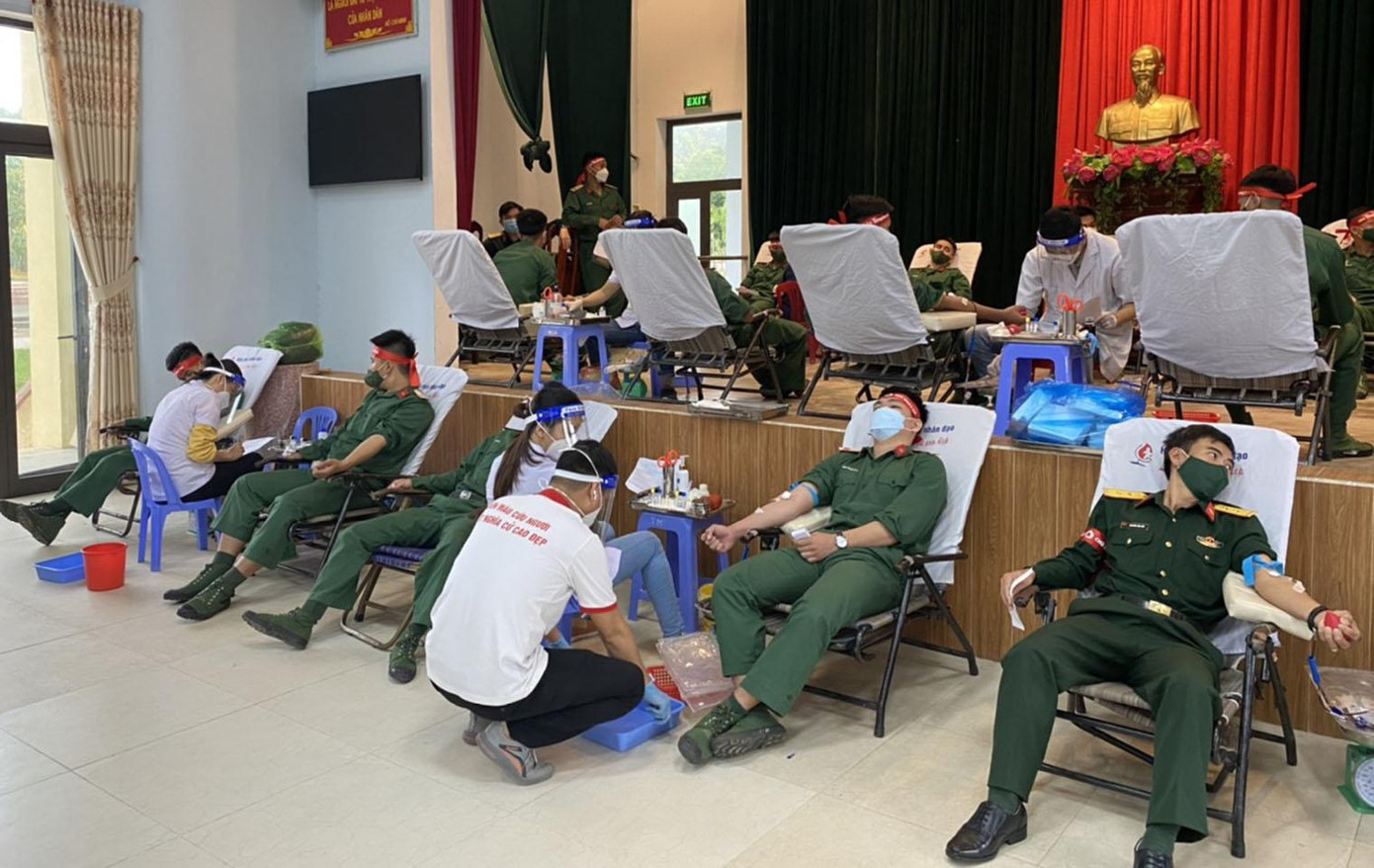 Những chiến sĩ đầu tiên tham gia hiến máu