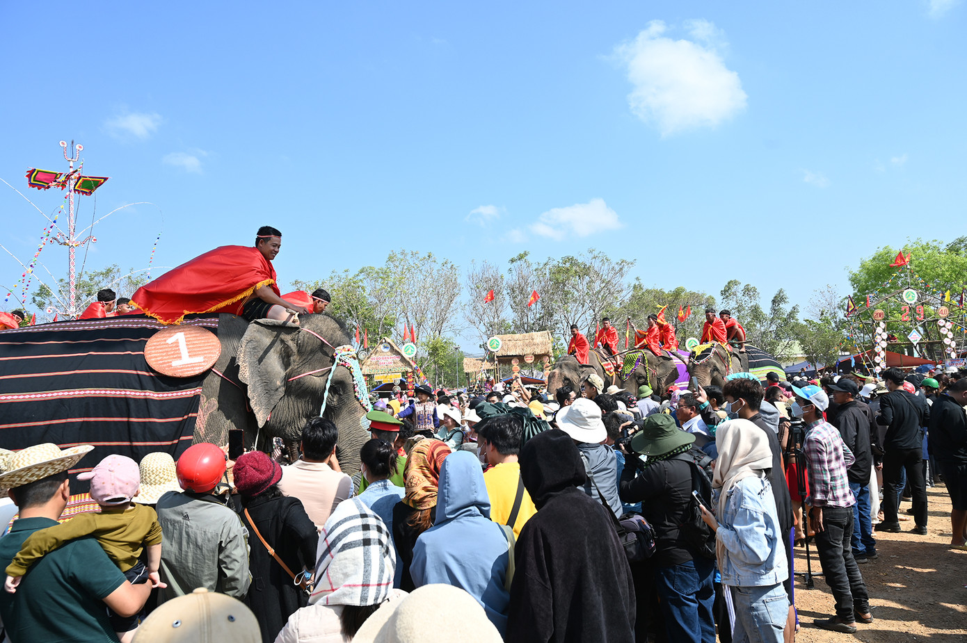 Đông đảo người dân địa phương và du khách ấn tượng với Lễ hội voi Buôn Đôn 2023. (Ảnh: Huỳnh Như) Đông đảo người dân địa phương và du khách ấn tượng với Lễ hội voi Buôn Đôn 2023. (Ảnh: Huỳnh Như)