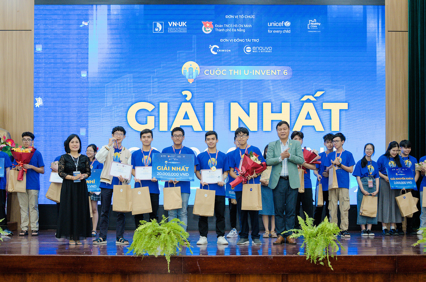 Dự án “Quai đeo giảm thiểu chấn thương khi ngã” của Đội FLTs đạt giải nhất.