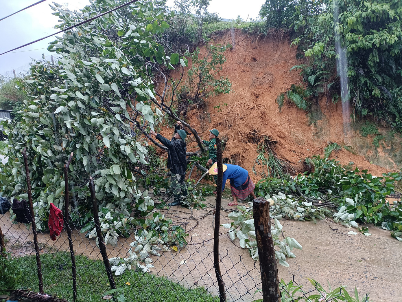 Lực lượng chức năng nhanh chóng có mặt tại các điểm sạt lở để xử lý các chướng ngại vật.