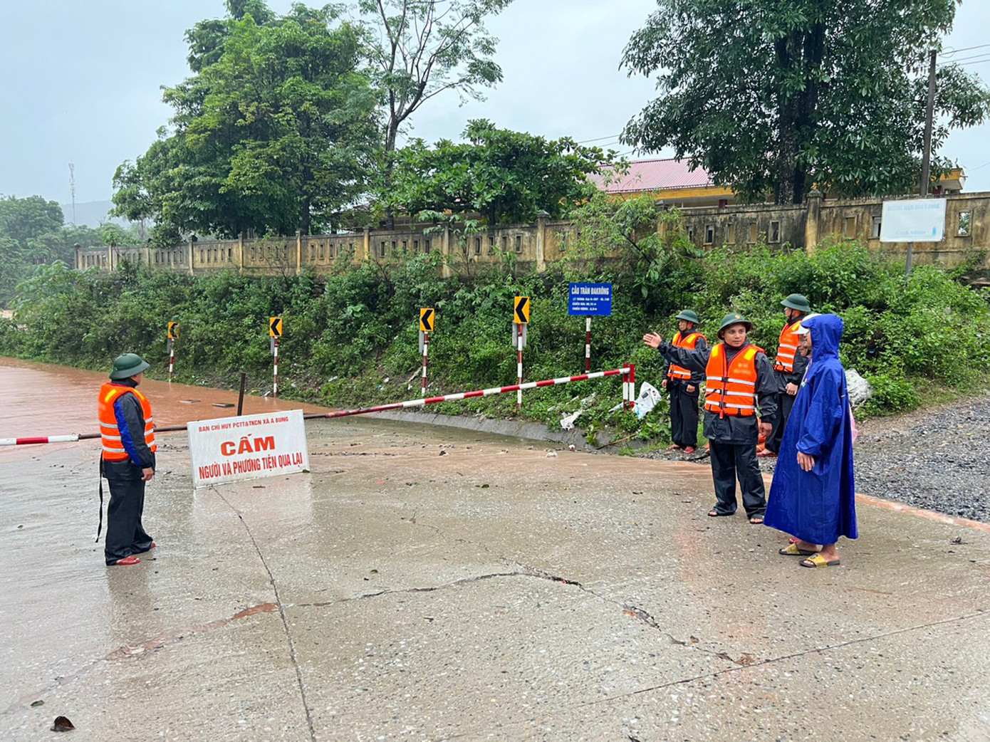 Nhiều điểm chốt chặn đã được lực lượng chức năng lập nhằm cấm người dân lưu thông qua các đoạn đường nguy hiểm. Ảnh: V.T.N