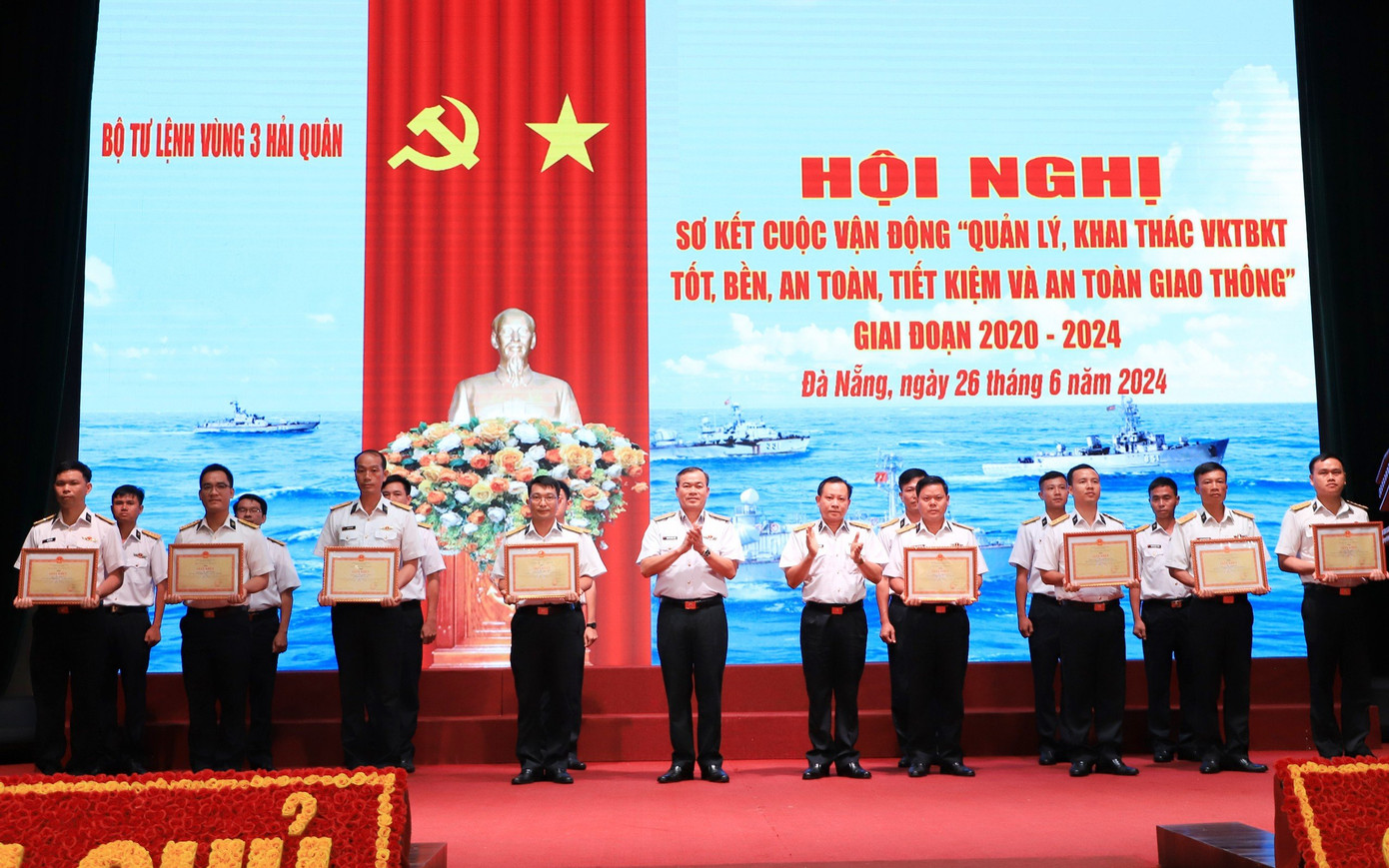 Thủ trưởng Bộ Tư lệnh Vùng 3 trao Giấy khen tặng các tập thể, cá nhân có thành tích tốt trong thực hiện Cuộc vận động 50 giai đoạn 2020-2024. Ảnh: Hoàng Diệu Thủ trưởng Bộ Tư lệnh Vùng 3 trao Giấy khen tặng các tập thể, cá nhân có thành tích tốt trong thực hiện Cuộc vận động 50 giai đoạn 2020-2024. Ảnh: Hoàng Diệu