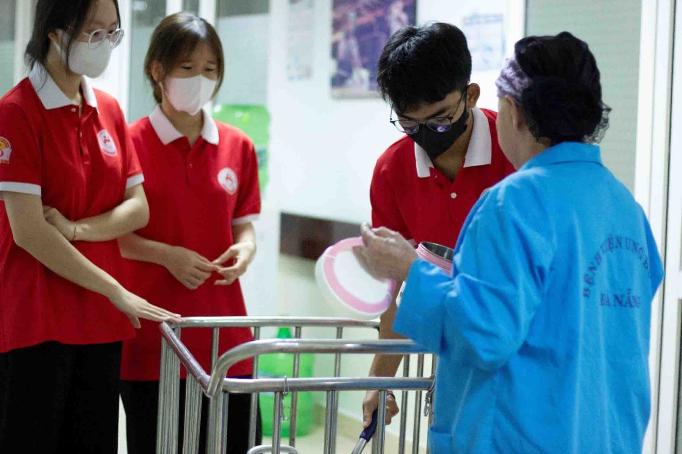 Những suất cháo đầu tiên được bệnh nhân đón nhận.