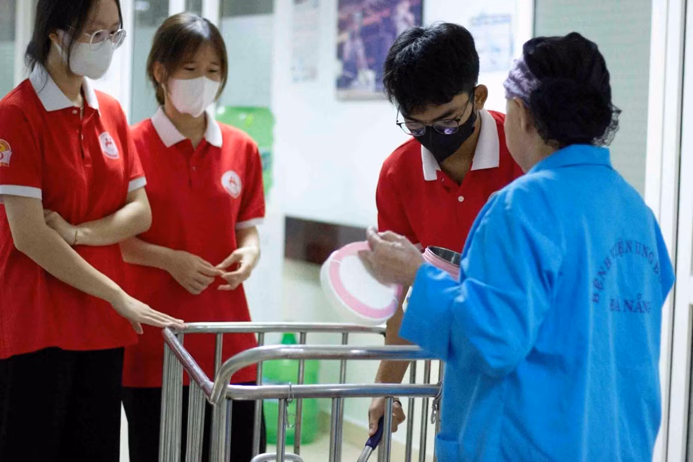 Những suất cháo đầu tiên được bệnh nhân đón nhận.