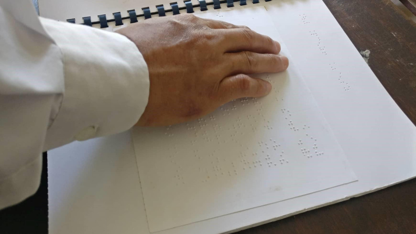 Vốn là người mắt sáng quen dạy học với bảng đen phấn trắng, nay thầy phải lần mò học từng con chữ nổi (Braille) - ảnh Kim Ngân Vốn là người mắt sáng quen dạy học với bảng đen phấn trắng, nay thầy phải lần mò học từng con chữ nổi (Braille) - ảnh Kim Ngân