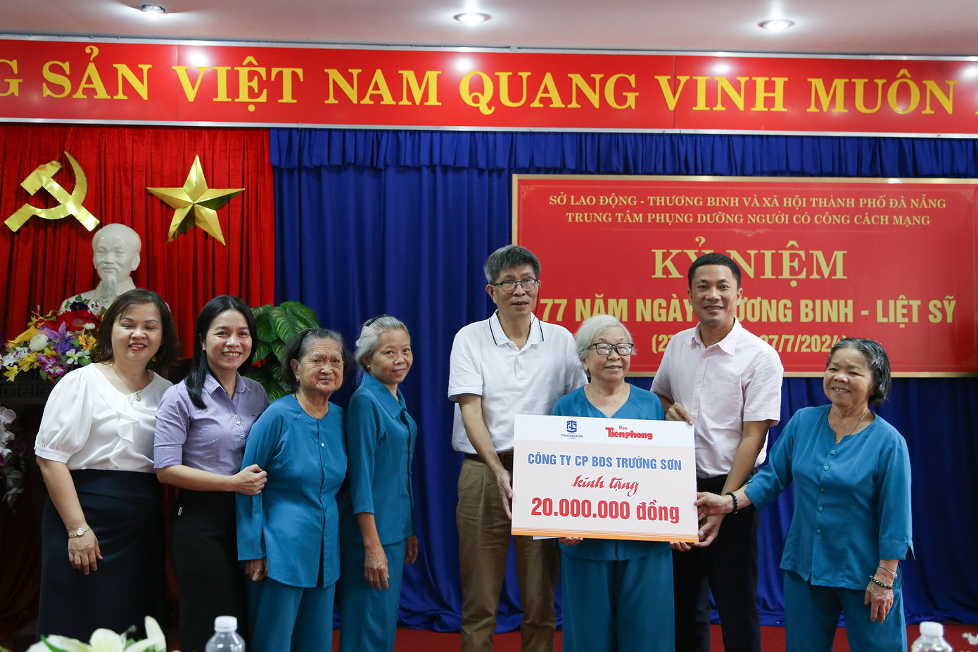 Đại diện Công ty CP Him Lam, Công ty CP Bất động sản Trường Sơn và báo Tiền Phong trao quà cho các cụ ở Trung tâm. Ảnh: Giang Thanh