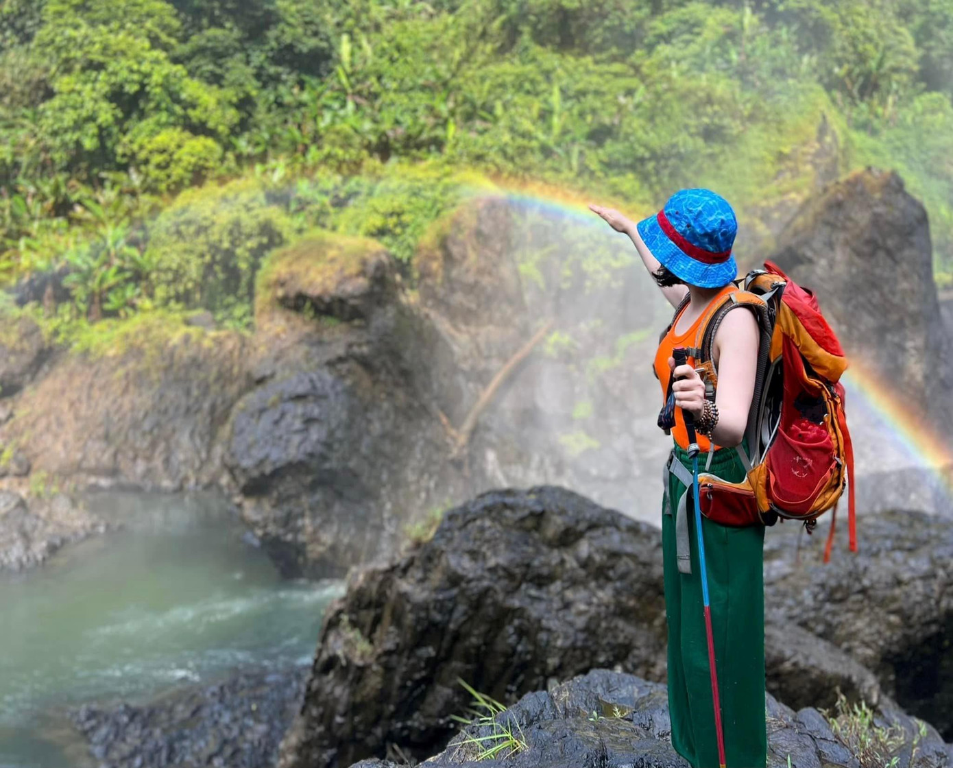 Vào buổi sáng, du khách có thể ngắm bình minh và đón cầu vồng tuyệt đẹp bên cạnh dòng nước vào khoảng tầm 6-8h. Đặc biệt, nhóm của chị còn chuẩn bị sup (ván chèo đứng) để có hoạt động trải nghiệm ngoài trời thú vị hơn - ảnh Diệu Linh