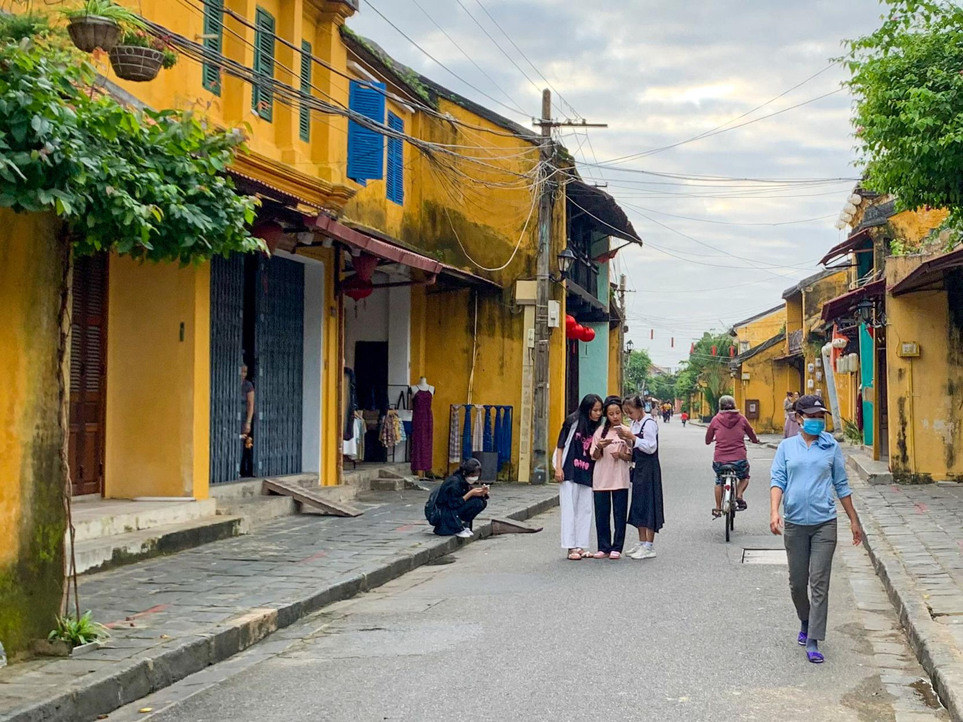 Phố đã cổ kính lại càng thêm yên lặng trong mùa dịch, điều này đi ngược lại với sự sôi động của giới trẻ. Bởi người cao tuổi thường mơ về quá khứ, người trẻ tuổi thường mơ về tương lai. Nhưng các bạn trẻ nơi đây lại tìm về những nét hoài cổ để lưu giữ kỉ niệm - ảnh Tài Anh Hà