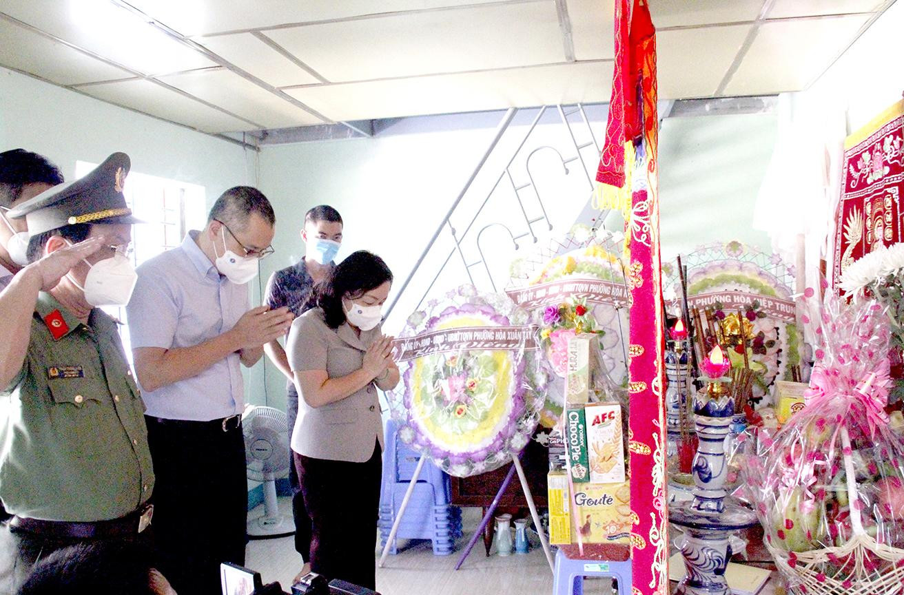 Thường trực Tỉnh ủy, lãnh đạo Công an tỉnh và Thị ủy Đông Hòa thắp hương viếng thân sinh của Thượng úy Nguyễn Bùi Chương, vì nhiệm vụ chống dịch anh không thể về dự tang cha - ảnh Văn Tài Thường trực Tỉnh ủy, lãnh đạo Công an tỉnh và Thị ủy Đông Hòa thắp hương viếng thân sinh của Thượng úy Nguyễn Bùi Chương, vì nhiệm vụ chống dịch anh không thể về dự tang cha - ảnh Văn Tài