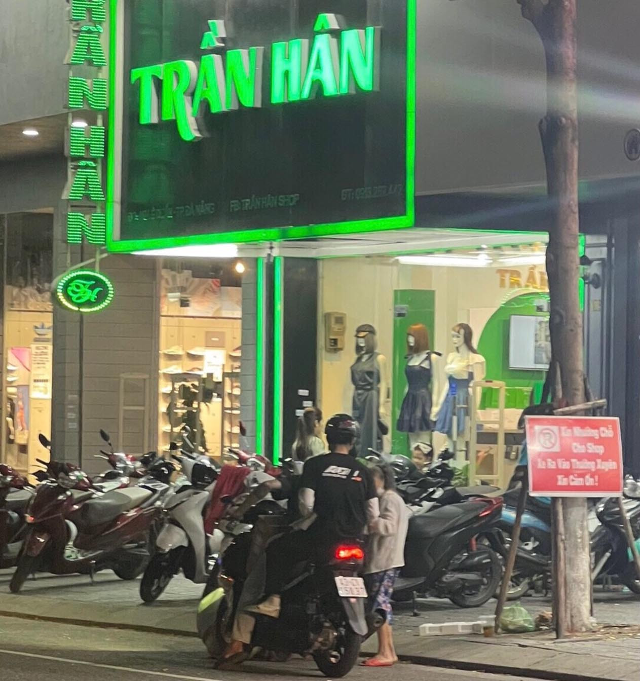 Mỗi đợt gồm 100 suất quà trao tặng các cô chú công nhân vệ sinh môi trường, trẻ em bán hàng rong, người già neo đơn,...