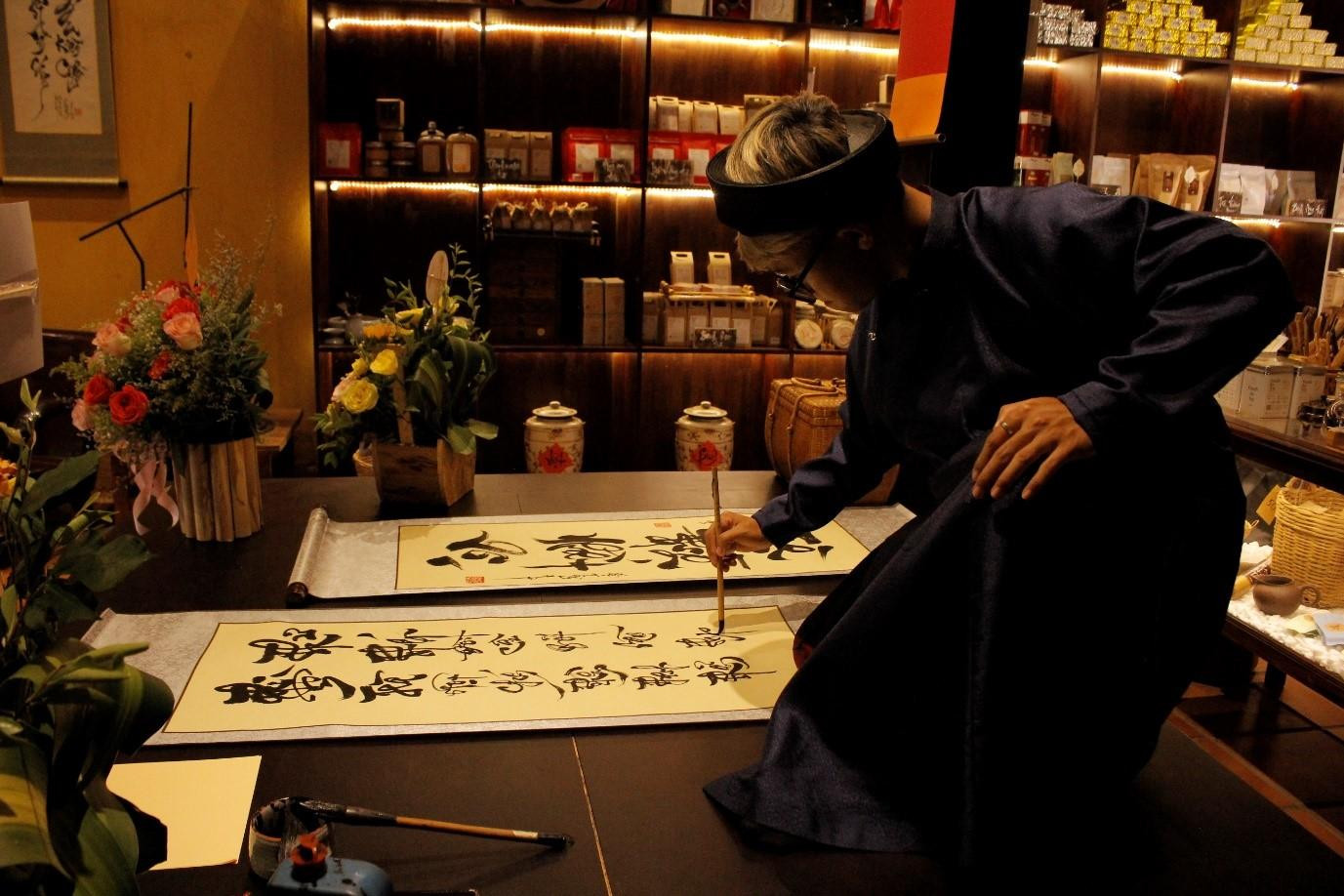 Theo Xuân Thành, thư pháp có nhiều loại từ dễ đọc đến khó đọc. Nhưng chính cái khó đọc lại khiến người ta dừng lại suy ngẫm, từ đấy mới để lại ấn tượng với người thưởng thức - ảnh Thu Loan Nguyễn