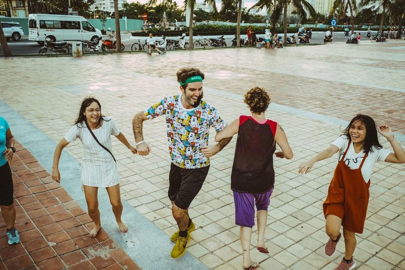 Ethan cùng với mọi người nhảy nhót tự do với tinh thần vui tươi và sôi động trên bờ biển Đà Nẵng - Ảnh: Dork Dancing Danang Ethan cùng với mọi người nhảy nhót tự do với tinh thần vui tươi và sôi động trên bờ biển Đà Nẵng - Ảnh: Dork Dancing Danang