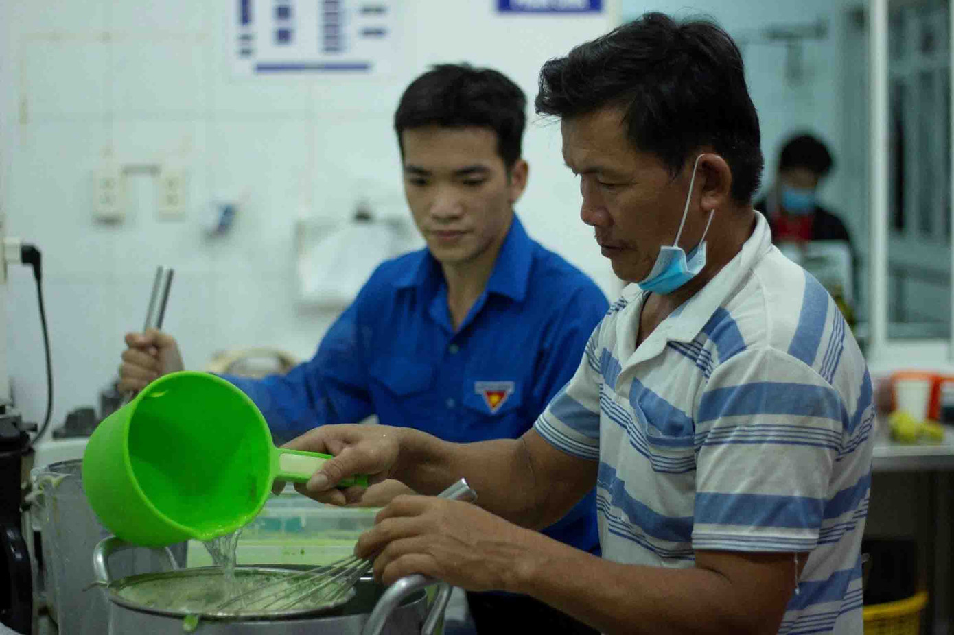 Bạn Nguyễn Hải Dương – Chủ nhiệm CLB, cho biết: “Là những sinh viên đi vận động hiến máu cứu người, cơ duyên đã đưa chúng em đến với bệnh viện nhiều lần. Chúng em nhận thấy vào những dịp cận Tết, số lượng bệnh nhân tại bệnh viện tăng cao. Nên chúng em quyết định thực hiện chương trình 'Nồi cháo tình thương', để động viên tinh thần cũng như chia sẻ một phần khó khăn đến với các cô chú, anh chị bệnh nhân”.