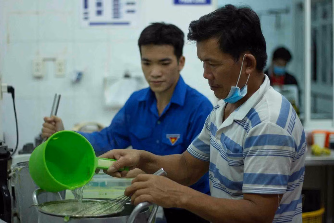 Bạn Nguyễn Hải Dương – Chủ nhiệm CLB, cho biết: “Là những sinh viên đi vận động hiến máu cứu người, cơ duyên đã đưa chúng em đến với bệnh viện nhiều lần. Chúng em nhận thấy vào những dịp cận Tết, số lượng bệnh nhân tại bệnh viện tăng cao. Nên chúng em quyết định thực hiện chương trình 'Nồi cháo tình thương', để động viên tinh thần cũng như chia sẻ một phần khó khăn đến với các cô chú, anh chị bệnh nhân”.