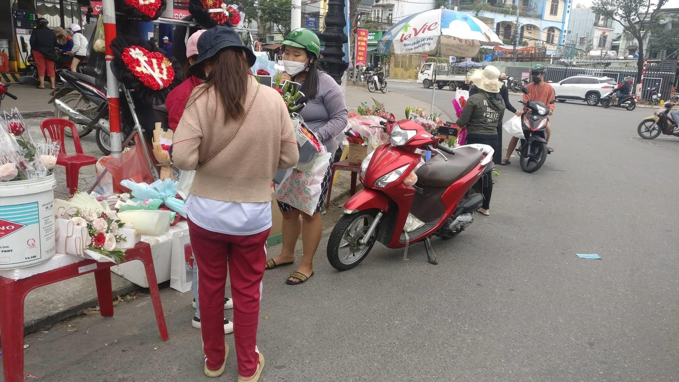 Lễ tình nhân 14/2 năm nay ở Đà Nẵng vắng vẻ và kém sôi động. Ảnh: Kim Ngân