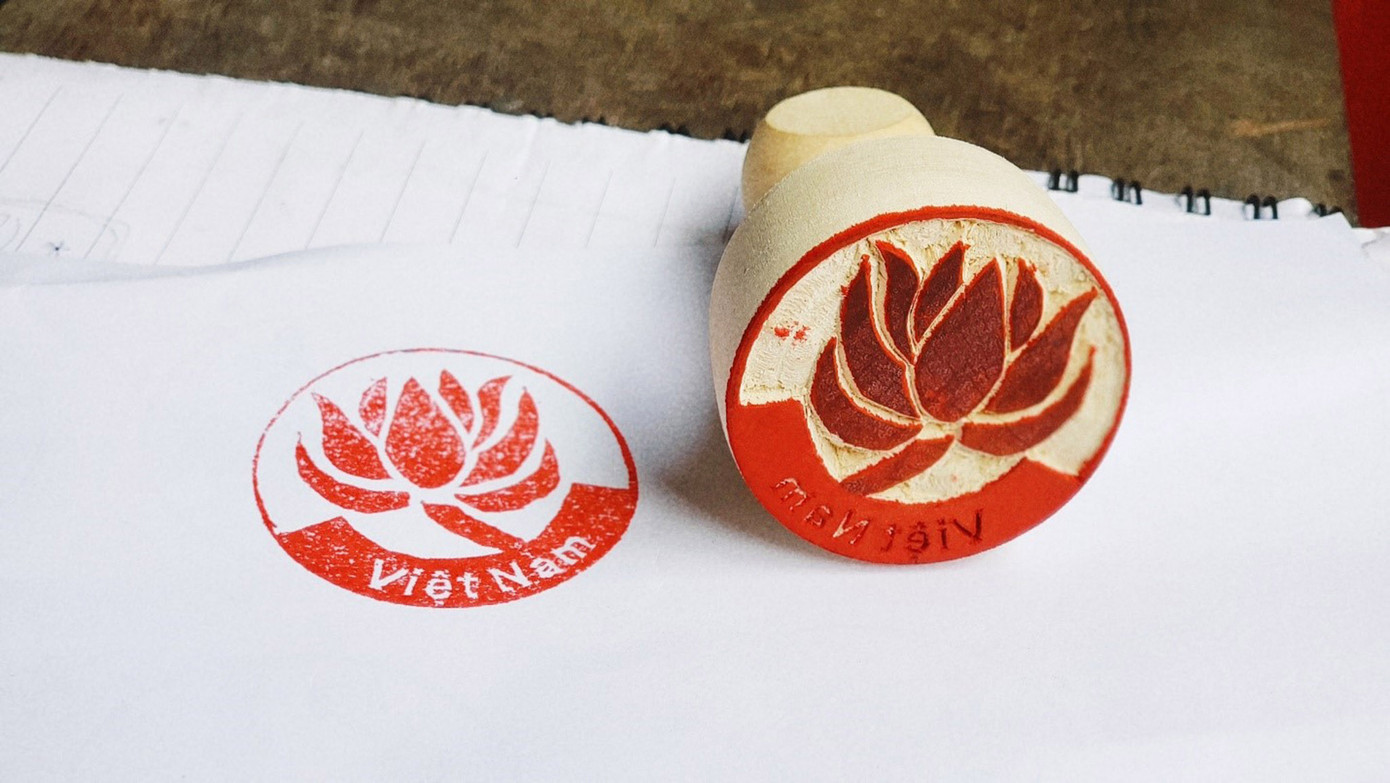 Mỗi con dấu được chạm khắc với 2 nét chính là nét khắc nổi và nét khắc chìm. (Ảnh: Hằng Hương)