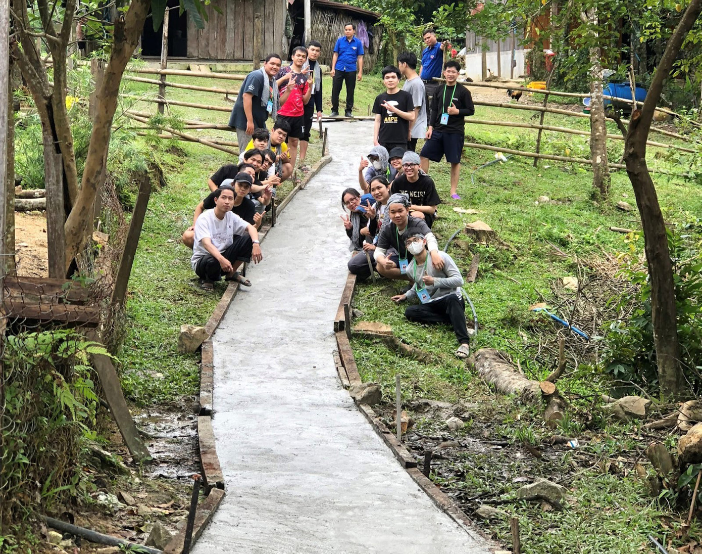 CLB đã phối hợp cùng địa phương bê tông hóa được một đoạn đường dài 50m CLB đã phối hợp cùng địa phương bê tông hóa được một đoạn đường dài 50m