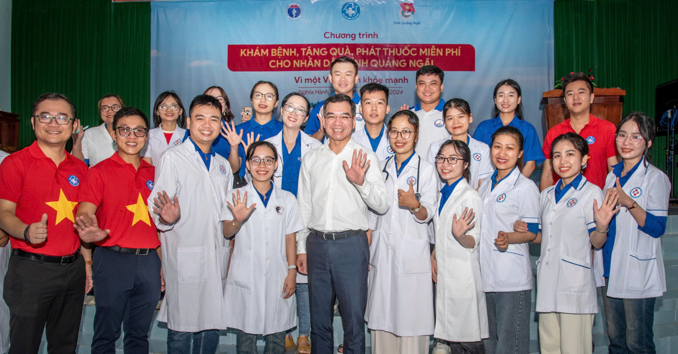 Tiến sĩ, bác sĩ Hà Anh Đức - Phó Chủ tịch Hội LHTN Việt Nam, Chủ tịch Hội Thầy thuốc trẻ Việt Nam, Cục trưởng Cục Quản lý khám, chữa bệnh và các y bác sĩ trẻ thể hiện tinh thần xung kích, tình nguyện vì cộng đồng. Ảnh: Văn Chương Tiến sĩ, bác sĩ Hà Anh Đức - Phó Chủ tịch Hội LHTN Việt Nam, Chủ tịch Hội Thầy thuốc trẻ Việt Nam, Cục trưởng Cục Quản lý khám, chữa bệnh và các y bác sĩ trẻ thể hiện tinh thần xung kích, tình nguyện vì cộng đồng. Ảnh: Văn Chương