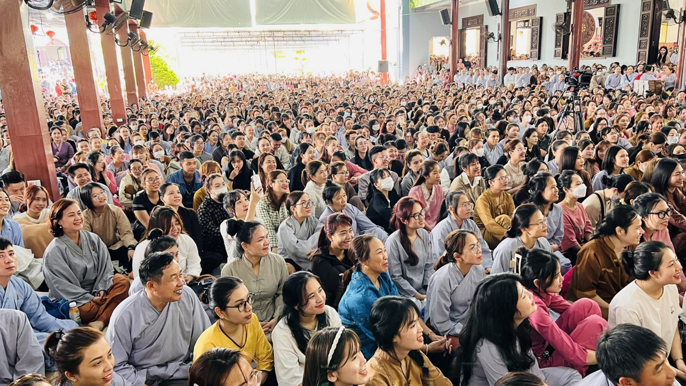 Vì quá đông, bên trong không còn chỗ ngồi nên nhiều người đứng ngoài trời nắng chỉ để được gặp thầy. Ảnh: Hằng Hương