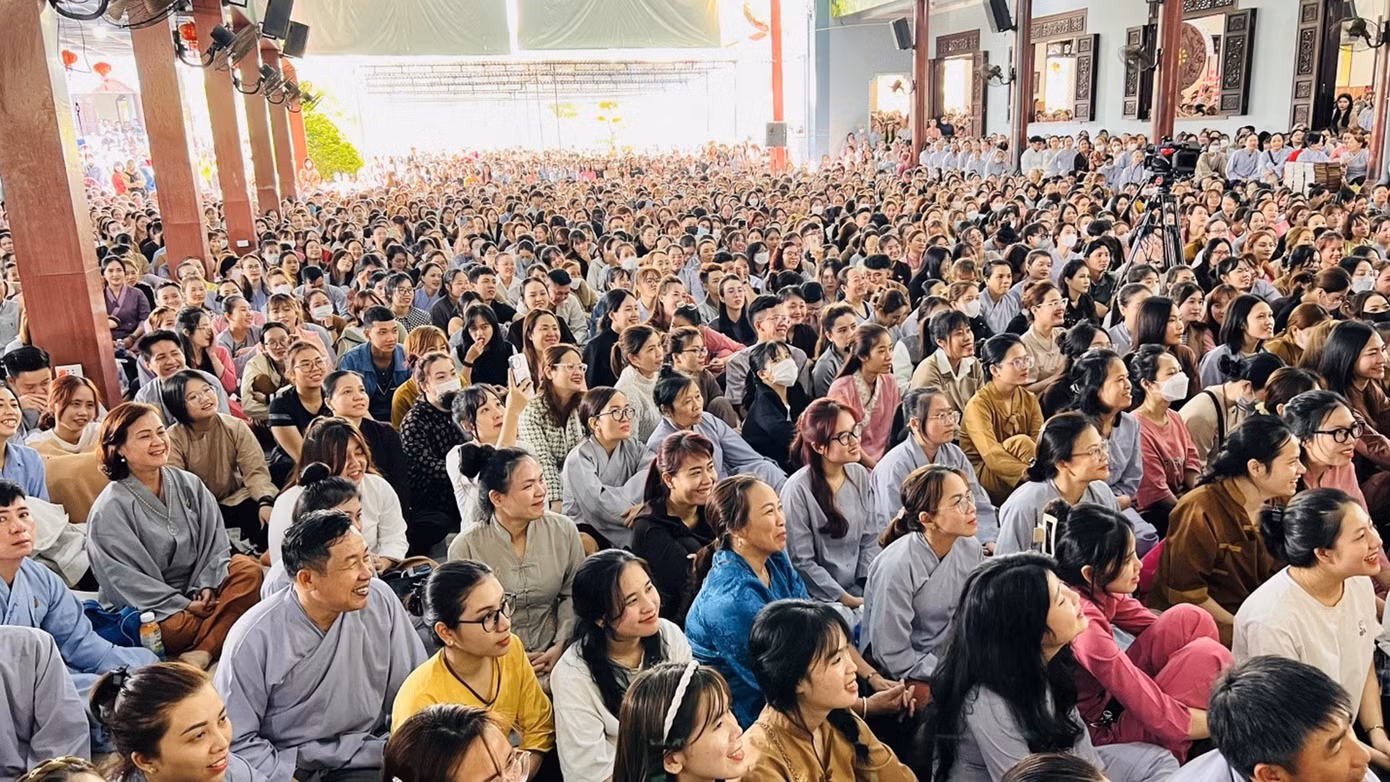 Vì quá đông, bên trong không còn chỗ ngồi nên nhiều người đứng ngoài trời nắng chỉ để được gặp thầy. Ảnh: Hằng Hương