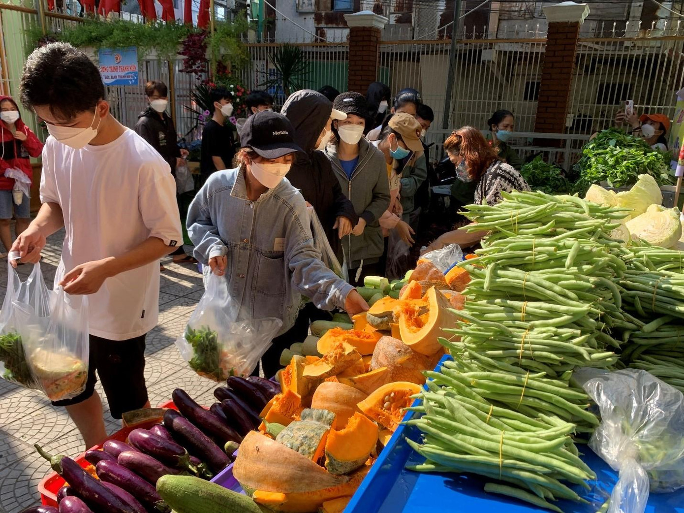 Chợ 0 đồng đã hoạt động được 2 tháng nay, đây là phiên thứ 8. Mỗi tuần phát từ 250 - 300 suất cho các bạn sinh viên - ảnh Kim Ngân