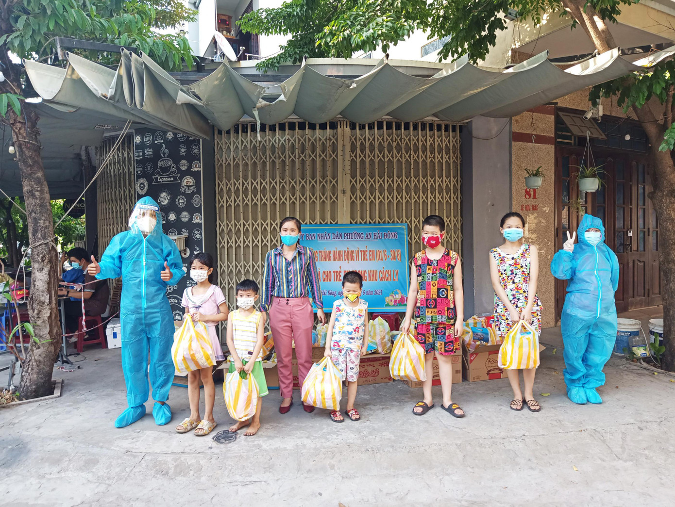 Hoạt động do phường An Hải Đông tổ chức giúp các em có một dịp 1/6 ý nghĩa trong khu cách ly. Những năm trước Quốc tế Thiếu nhi rất rộn ràng nhưng năm nay ngày hội thiếu nhi năm nay diễn ra trong tình hình cả nước đang quan tâm và gồng mình chống dịch. - Ảnh: Trung Trương