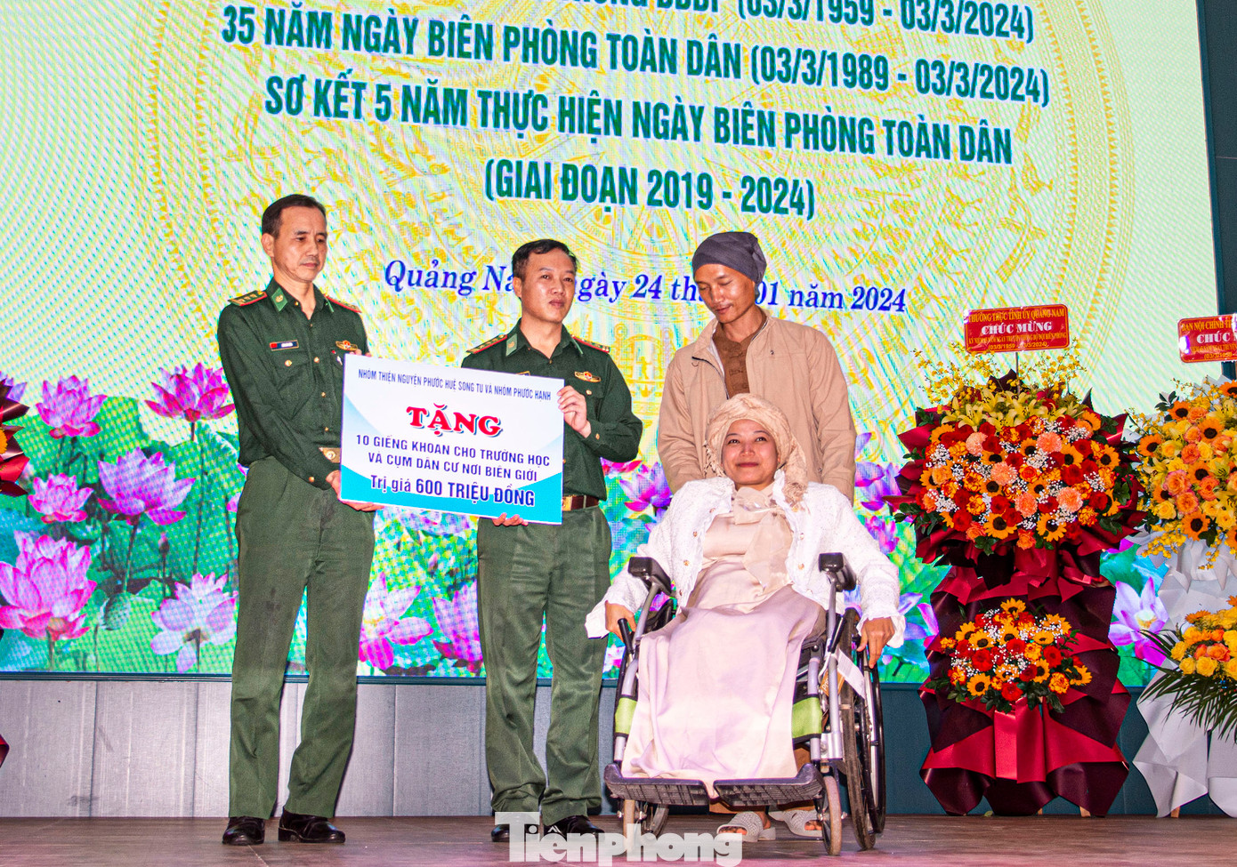 Chị Trần Thị Ngọc Thúy trao bảng tài trợ cho Bộ đội biên phòng. Ảnh: Văn Chương