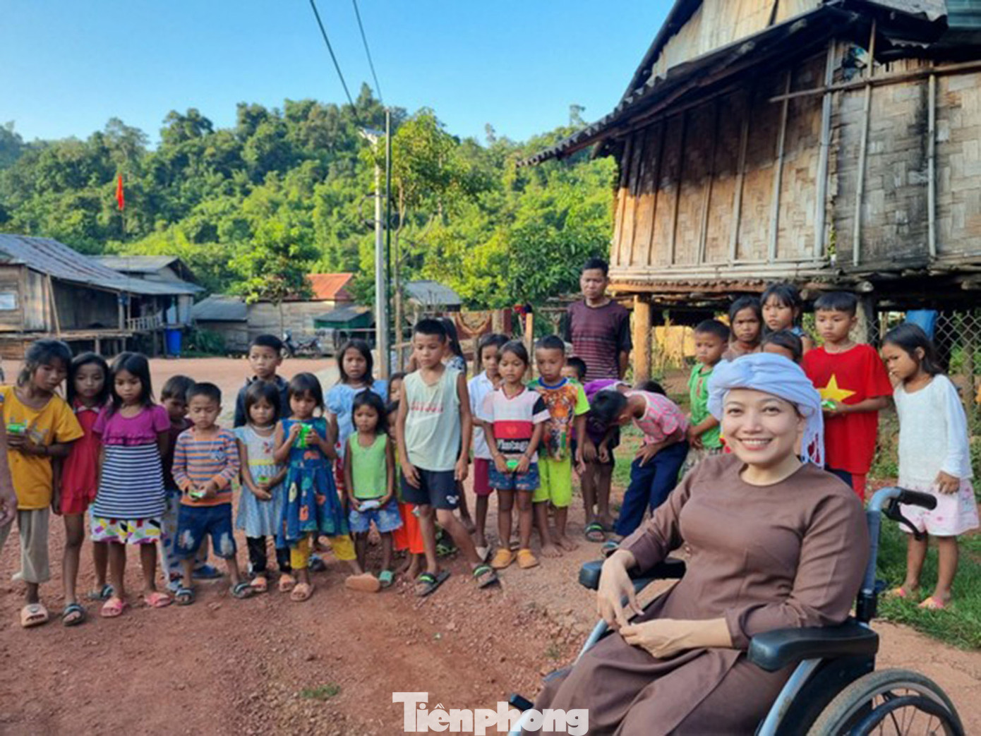 Chị Thúy được mệnh danh "Bà tiên ngồi xe lăn" với trẻ em vùng cao tỉnh Quảng Nam. Ảnh: Văn Chương.